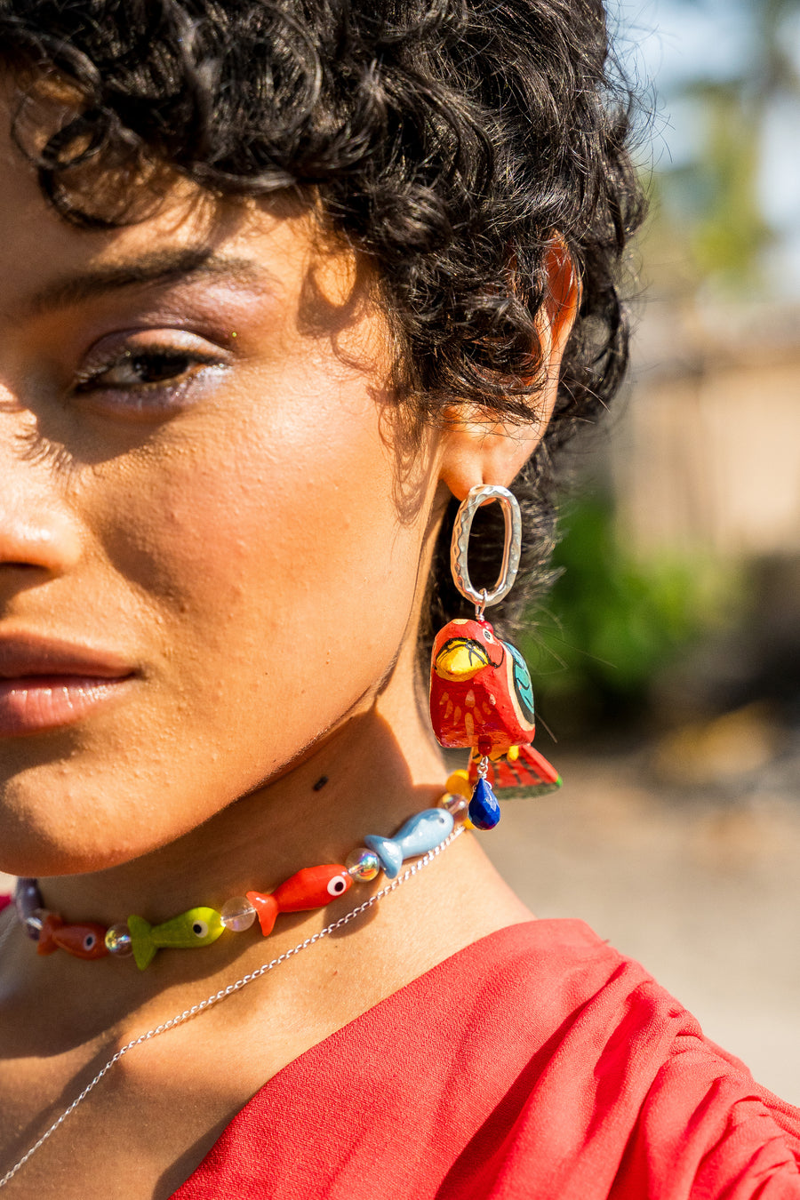 Aretes Plumas de Coral, joya de plata .925, con madera artesanal y lapislázuli – Gabriela Sánchez (vista 4)