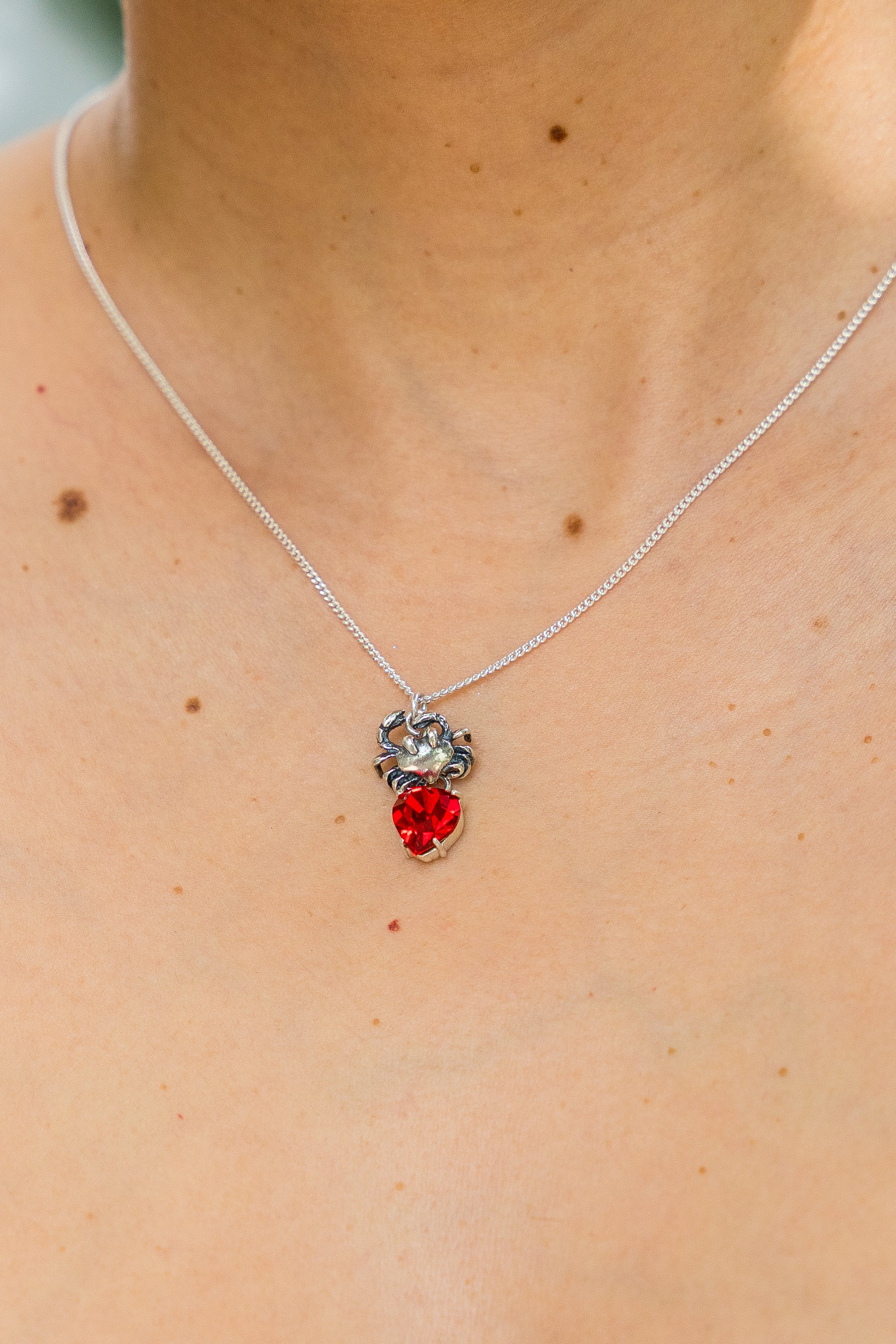 Dije Cereza del Mar, joya de plata .925, con cristal Swarovski – Gabriela Sánchez (vista 2)