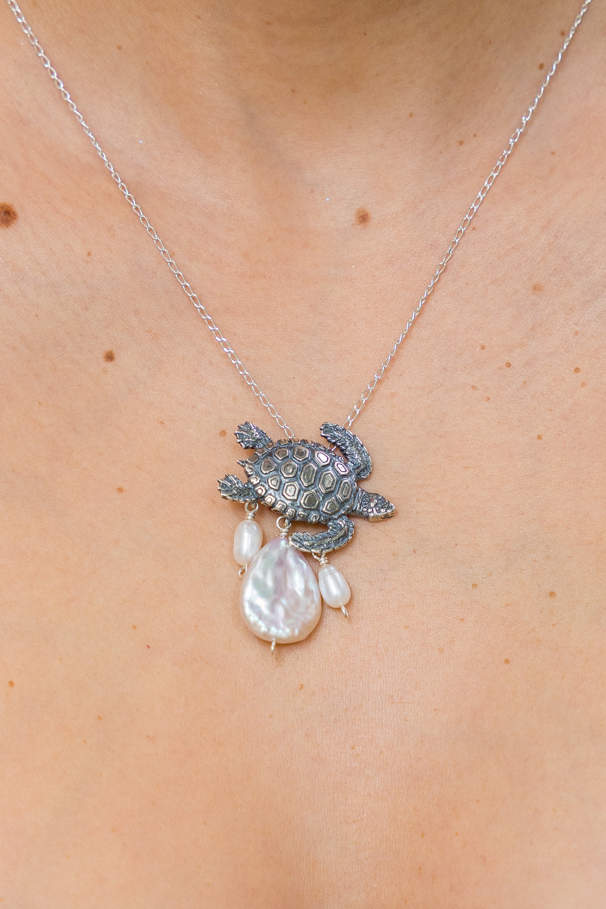 Dije Playa Tortuga, joya de plata .925, con perla – Gabriela Sánchez (vista 2)