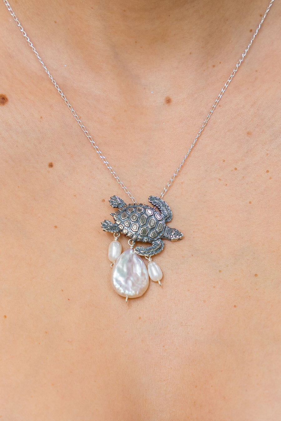 Dije Playa Tortuga, joya de plata .925, con perla – Gabriela Sánchez (vista 2)