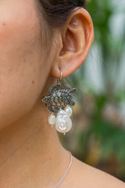 Aretes Playa Tortuga, joya de plata .925, con perla – Gabriela Sánchez (vista 2)