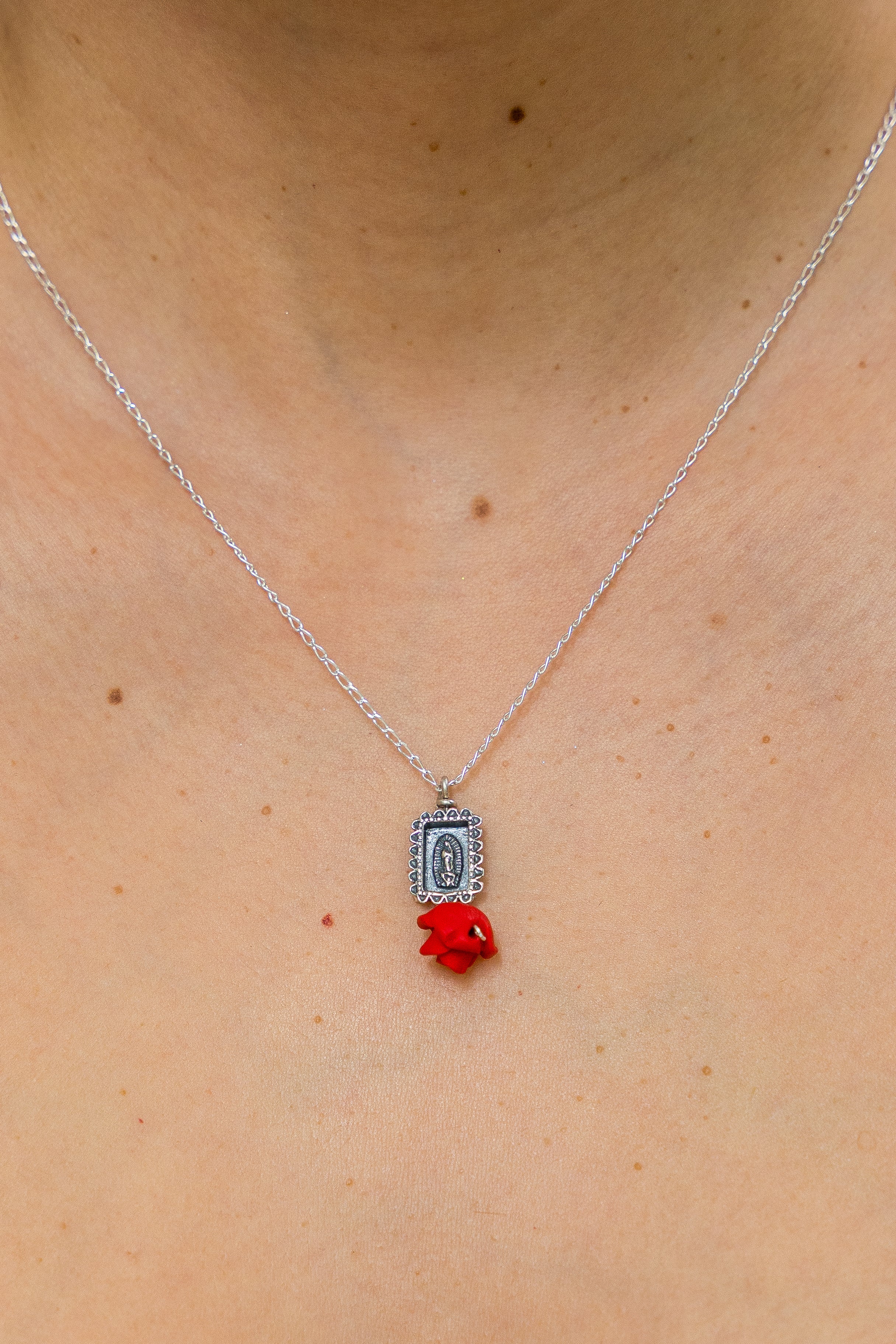 Dije Rosa Celestial, joya de plata .925, con resina – Gabriela Sánchez (vista 2)