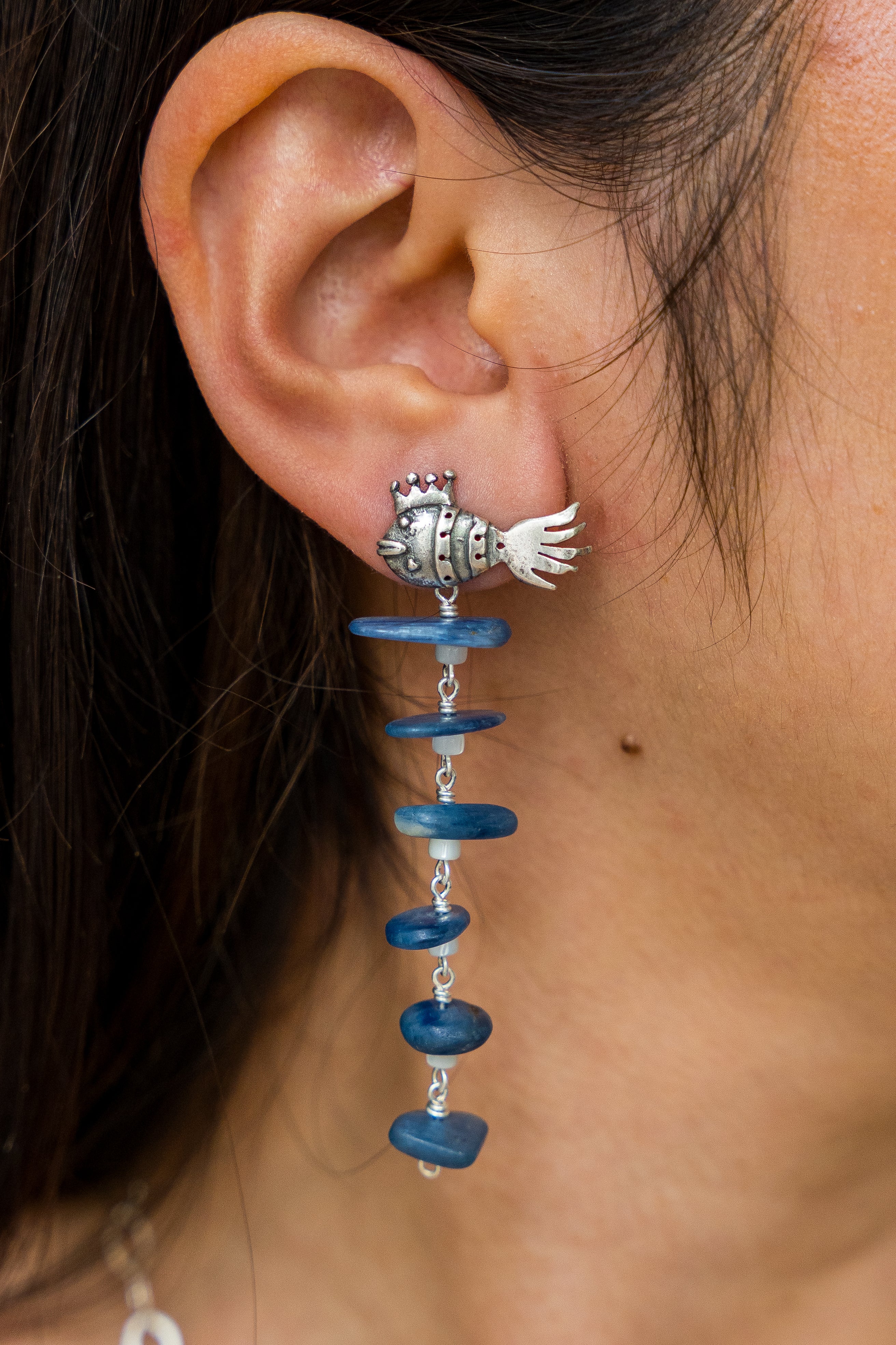 Aretes Rey del Mar, joya de plata .925, con cianita y concha – Gabriela Sánchez