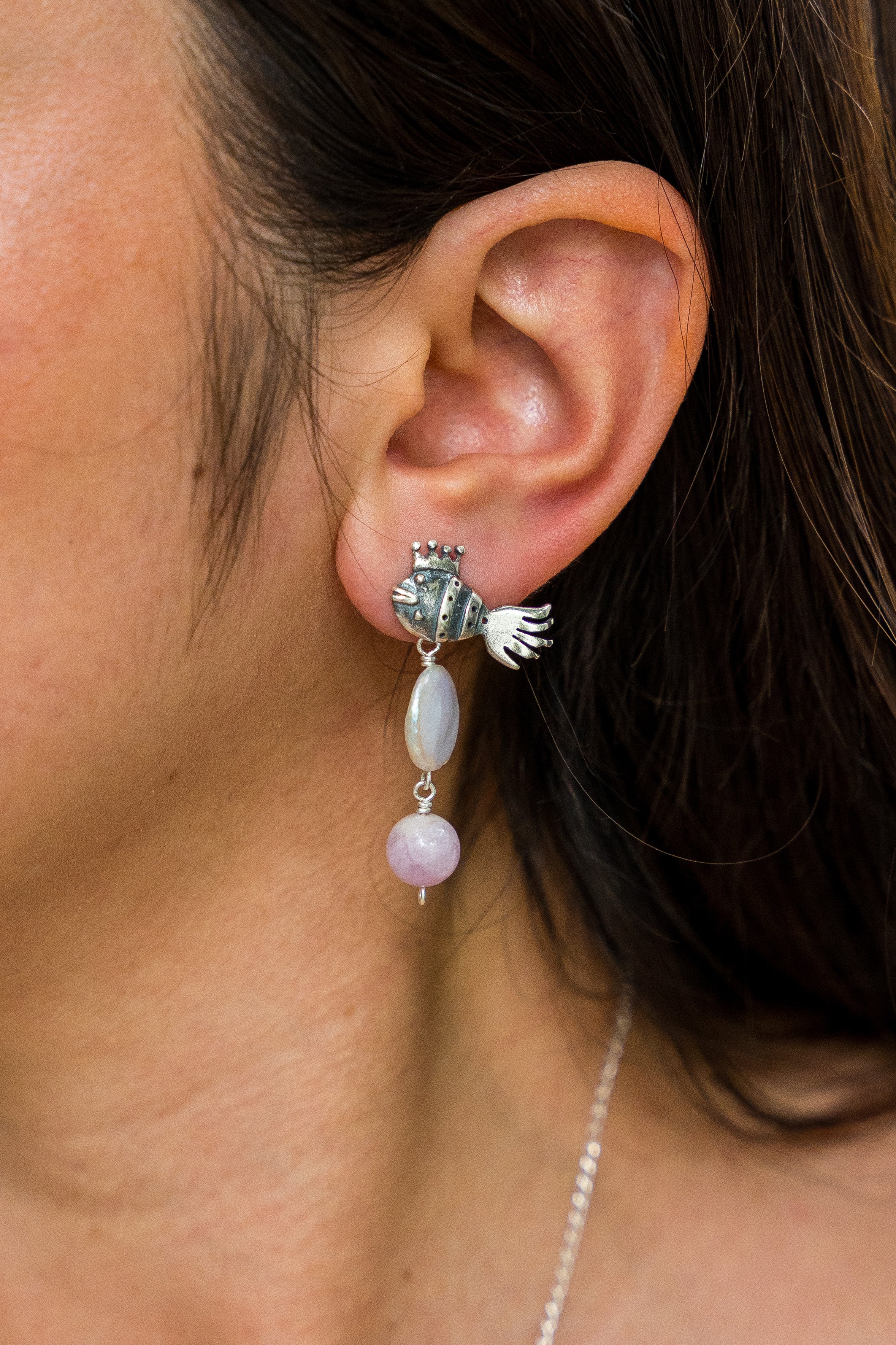 Aretes Belle Mare, joya de plata .925, con perla y kunzita – Gabriela Sánchez (vista 2)