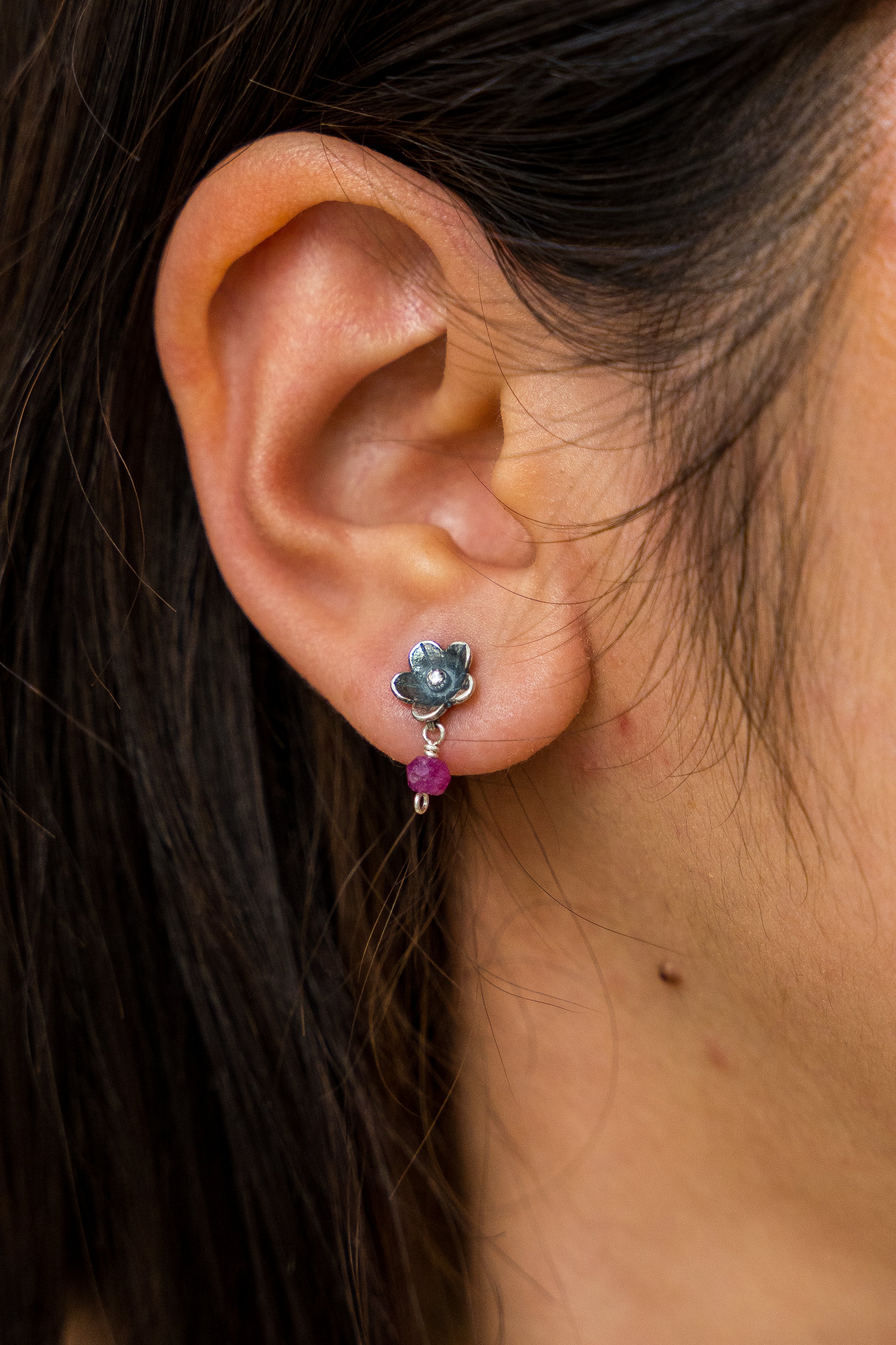 Aretes Flor del Mar, joya de plata .925, con cuarzo – Gabriela Sánchez (vista 2)