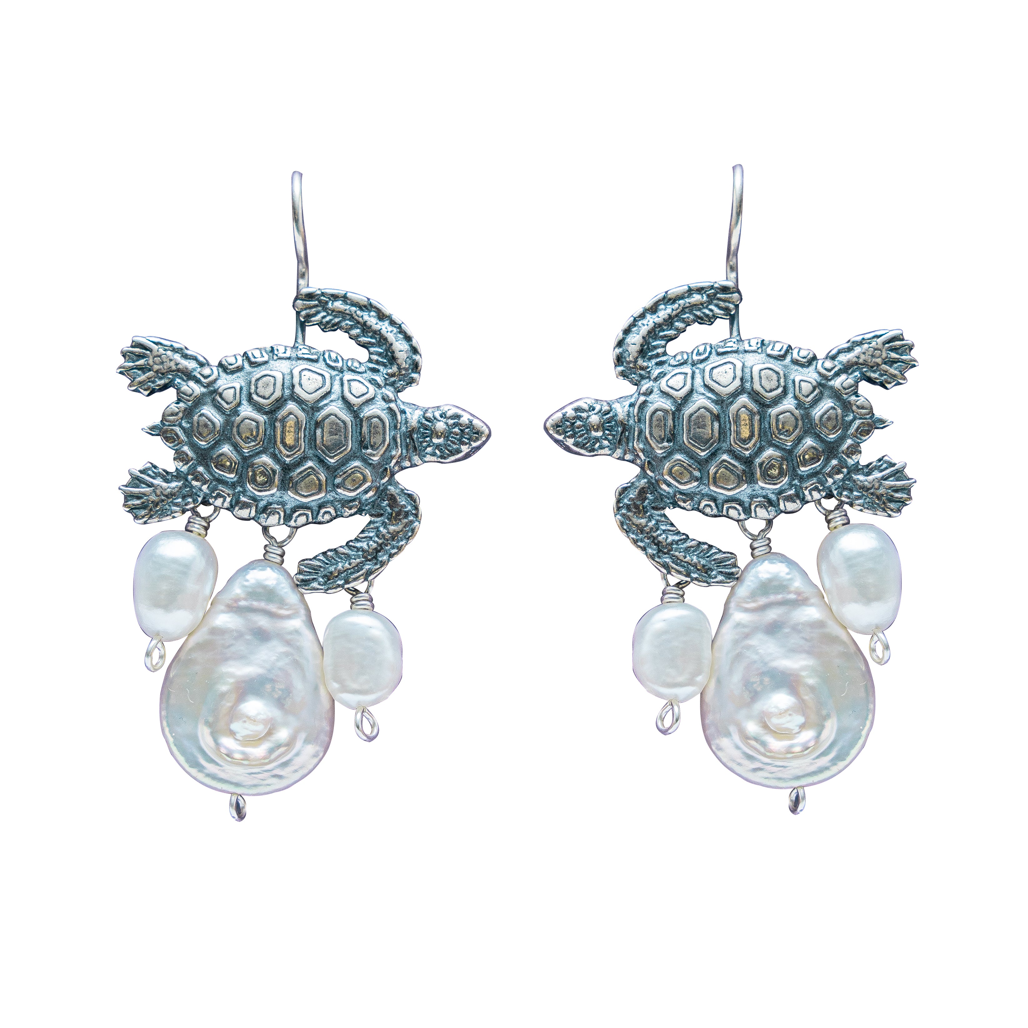 Aretes Playa Tortuga, joya de plata .925, con perla – Gabriela Sánchez