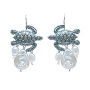 Aretes Playa Tortuga, joya de plata .925, con perla – Gabriela Sánchez