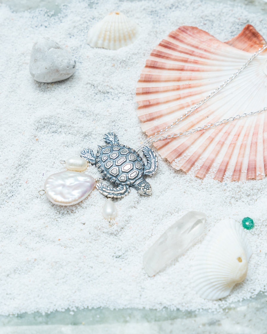 Dije Playa Tortuga, joya de plata .925, con perla – Gabriela Sánchez (vista 5)