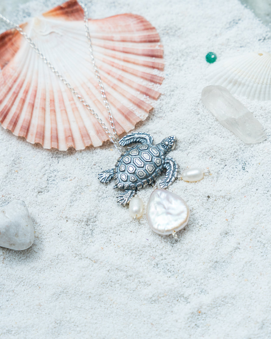 Dije Playa Tortuga, joya de plata .925, con perla – Gabriela Sánchez (vista 3)