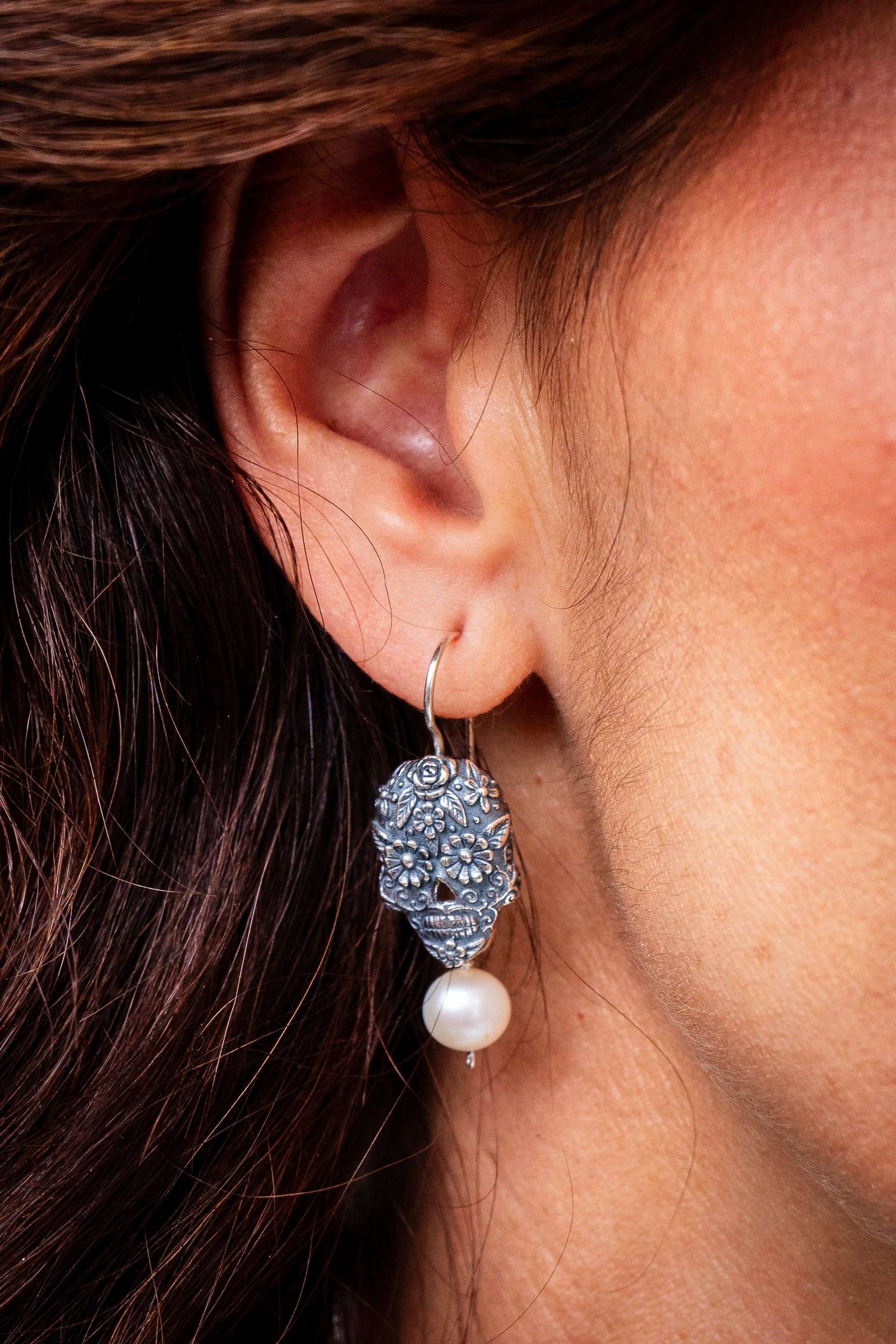 Aretes Calavera Ojos Flor con Perla, joya de plata .925 – Gabriela Sánchez (vista 2)