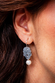 Aretes Calavera Ojos Flor con Perla, joya de plata .925 – Gabriela Sánchez (vista 2)