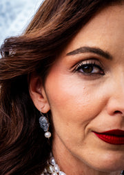 Aretes Calavera Ojos Flor con Perla, joya de plata .925 – Gabriela Sánchez (vista 4)