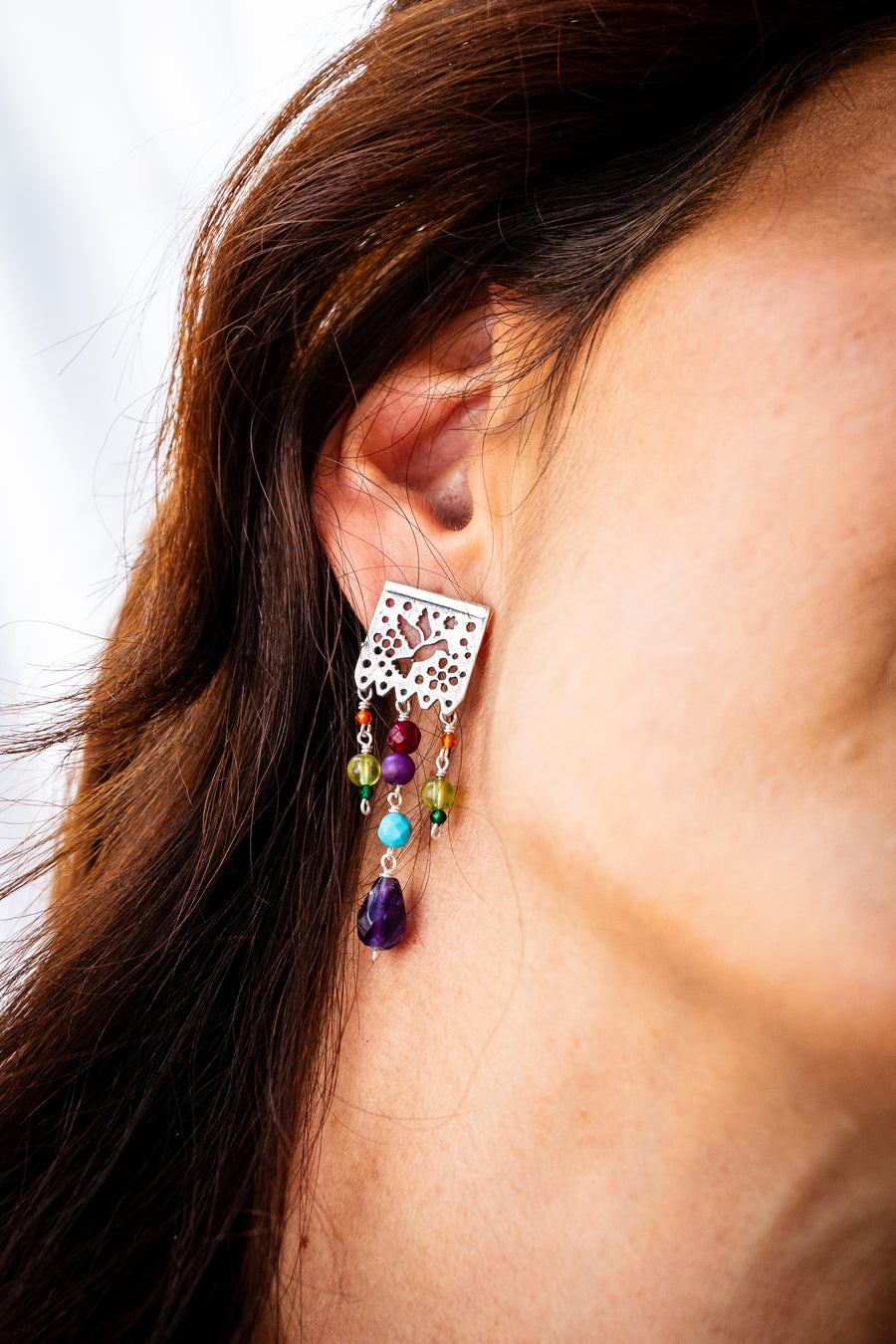Aretes Días De Alegría, joya de plata .925, con amatista y gemas de colores – Gabriela Sánchez (vista 3)