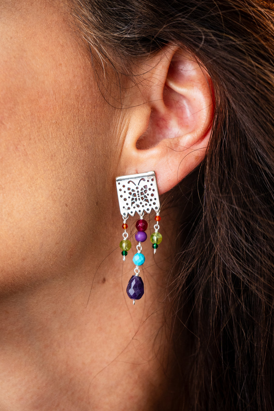Aretes Días De Alegría, joya de plata .925, con amatista y gemas de colores – Gabriela Sánchez (vista 2)