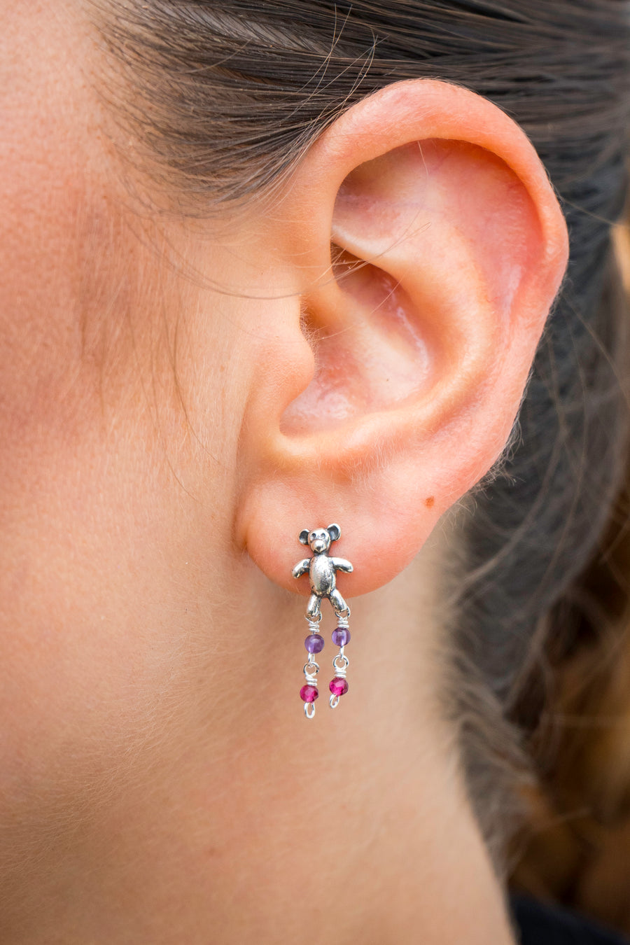 Aretes Osito De Peluche, joya de plata .925, con hematita y amatista – Gabriela Sánchez (vista 4)