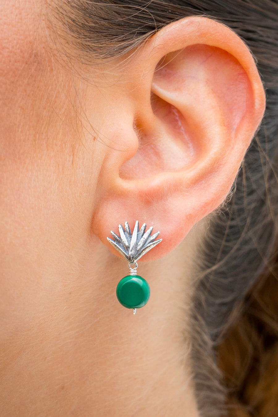 Aretes Agave Sueño 2.1 Y Gema, joya de plata .925, con malaquita y concha – Gabriela Sánchez (vista 4)