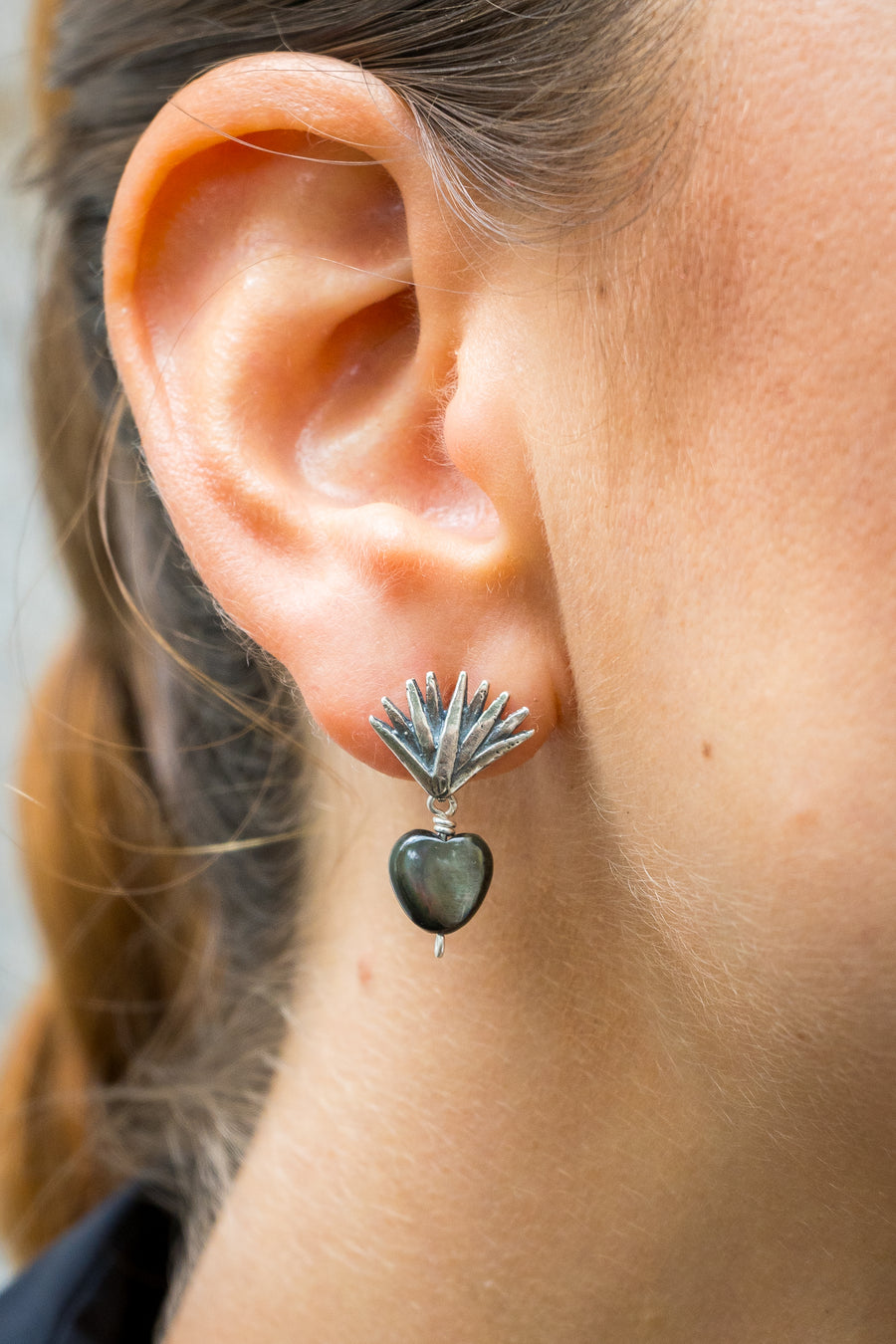 Aretes Agave Sueño 2.1 Y Gema, joya de plata .925, con malaquita y concha – Gabriela Sánchez (vista 6)
