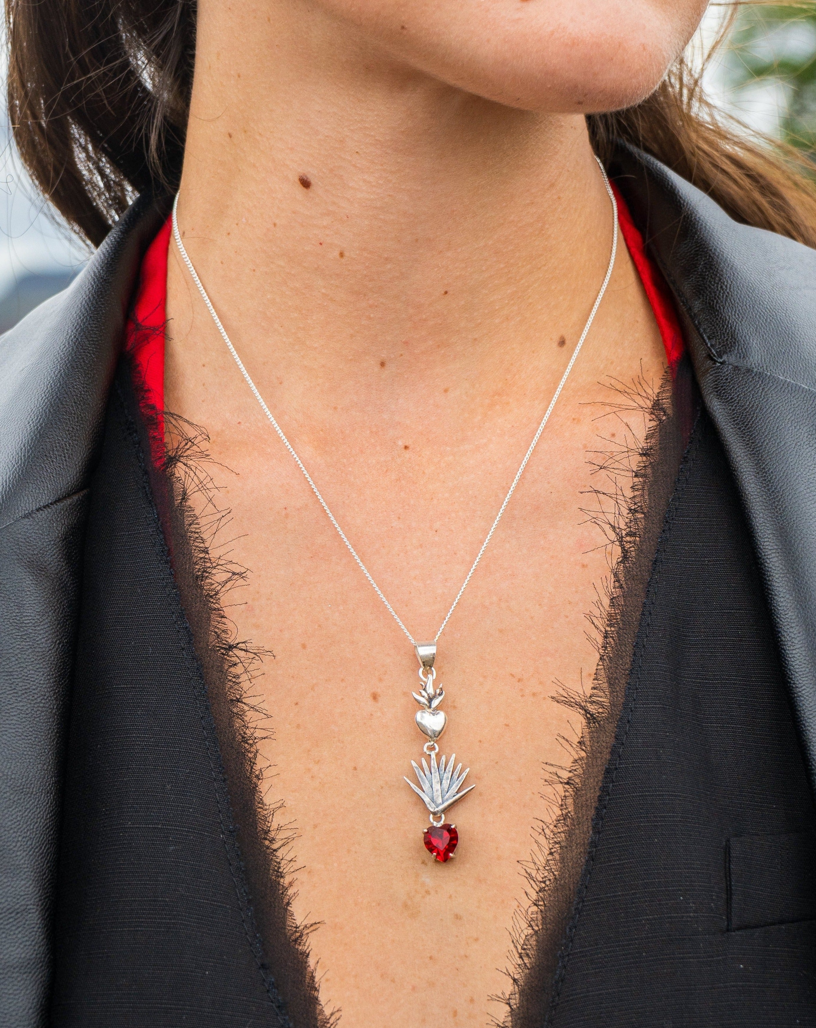 Dije Tierra Roja, joya de plata .925, con cristal Swarovski – Gabriela Sánchez