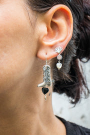 Aretes Botas Negras, joya de plata .925, con ónix y pirita – Gabriela Sánchez (vista 2)