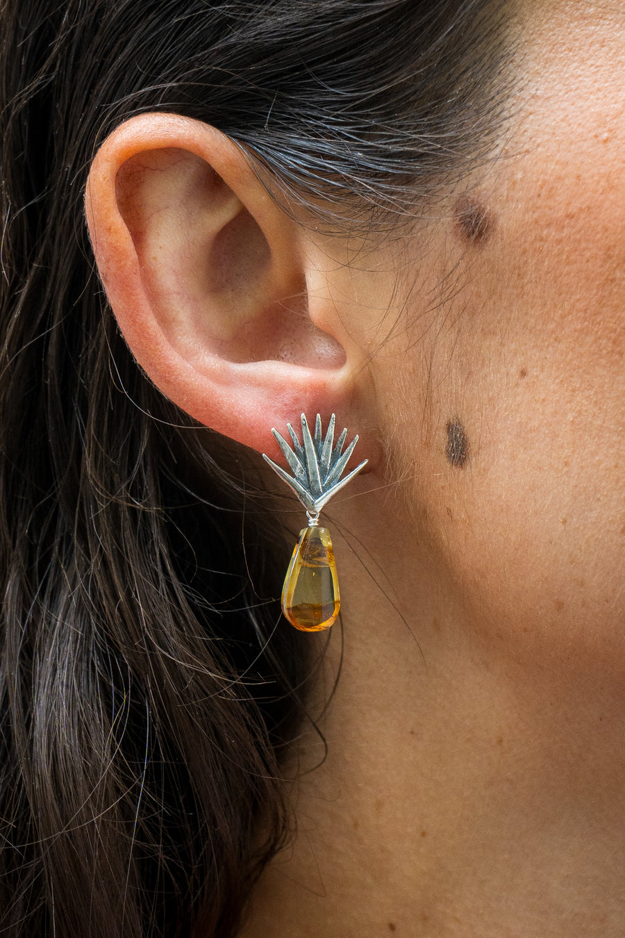 Aretes Agave Victoria, joya de plata .925, con ámbar – Gabriela Sánchez (vista 2)