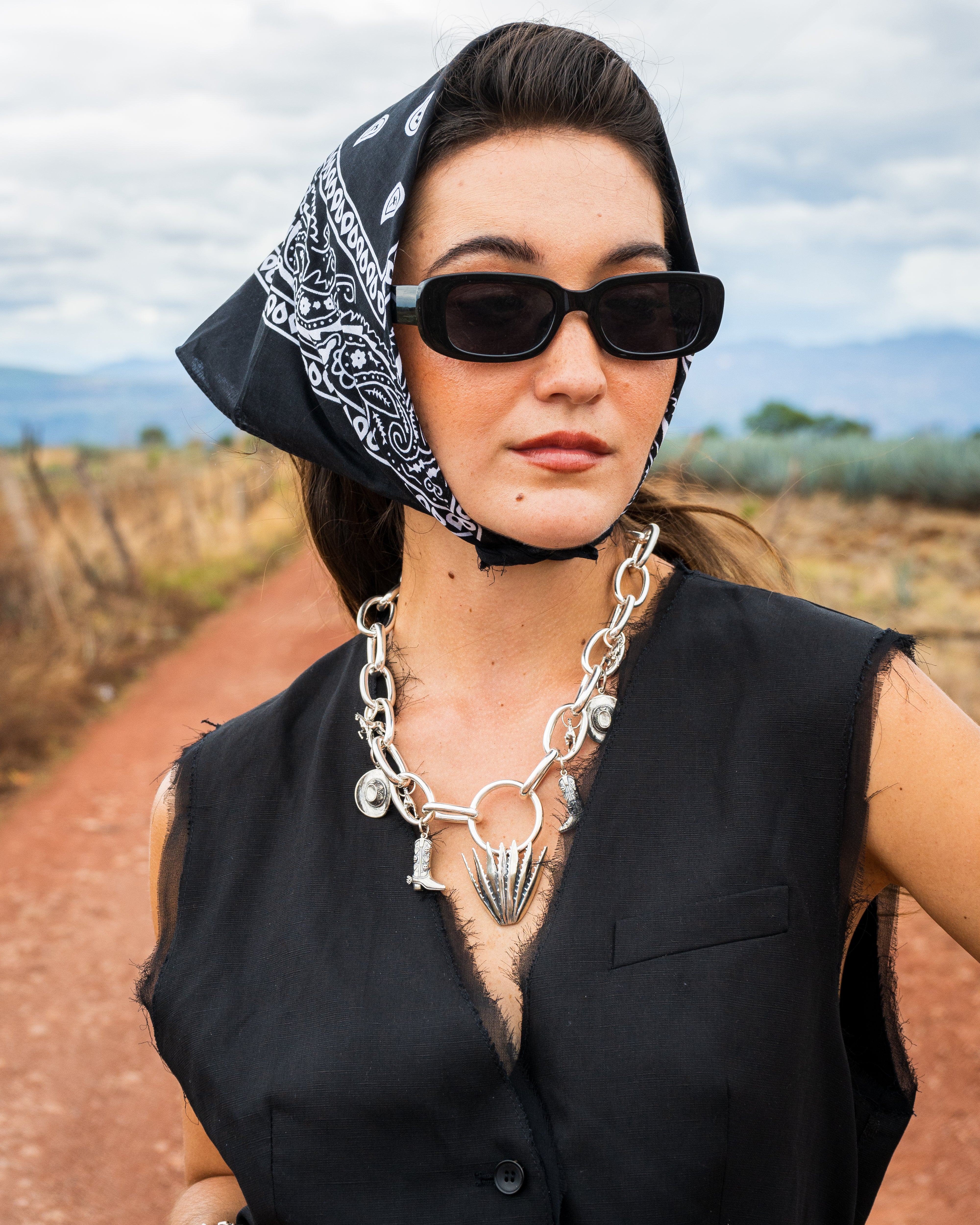 Collar Me Subo A Mi Caballo Y Me Pongo Mi Sombrero, joya de plata .925 – Gabriela Sánchez
