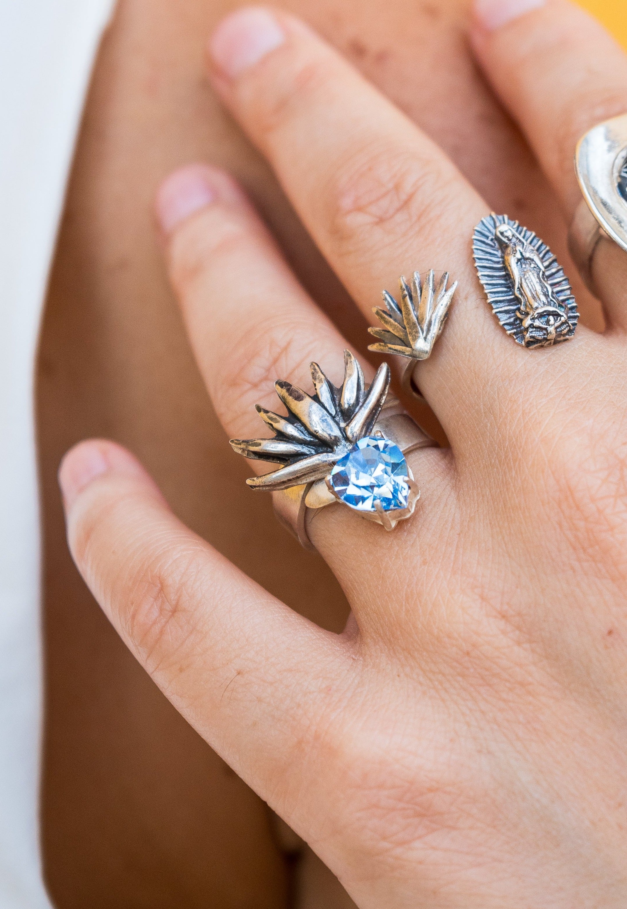 Anillo Agave Celeste, joya de plata .925, con cristal Swarovski – Gabriela Sánchez (vista 2)