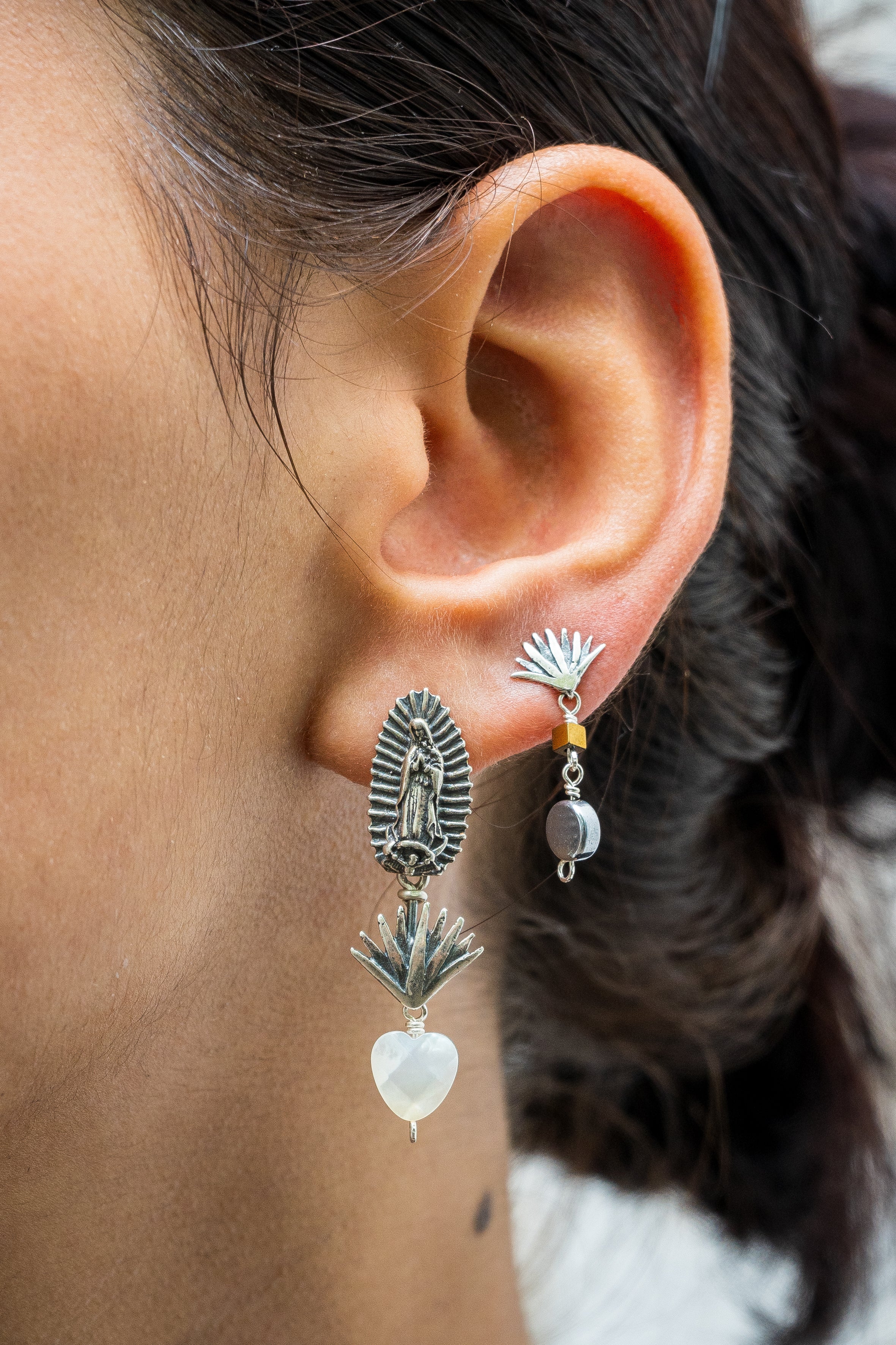 Aretes Alma Enamorada, joya de plata .925, con concha – Gabriela Sánchez (vista 2)