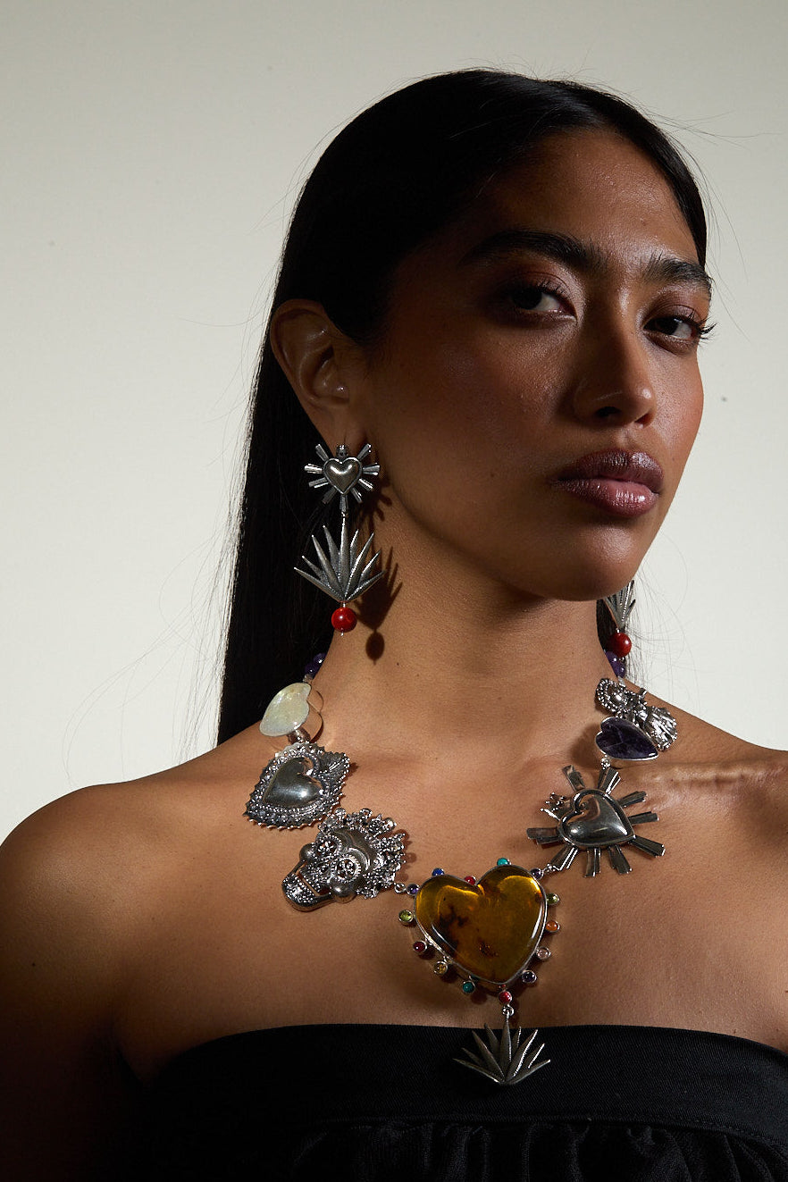 Aretes Corazón de Nuestra Tierra, joya de plata .925, con coral – Gabriela Sánchez (vista 4)