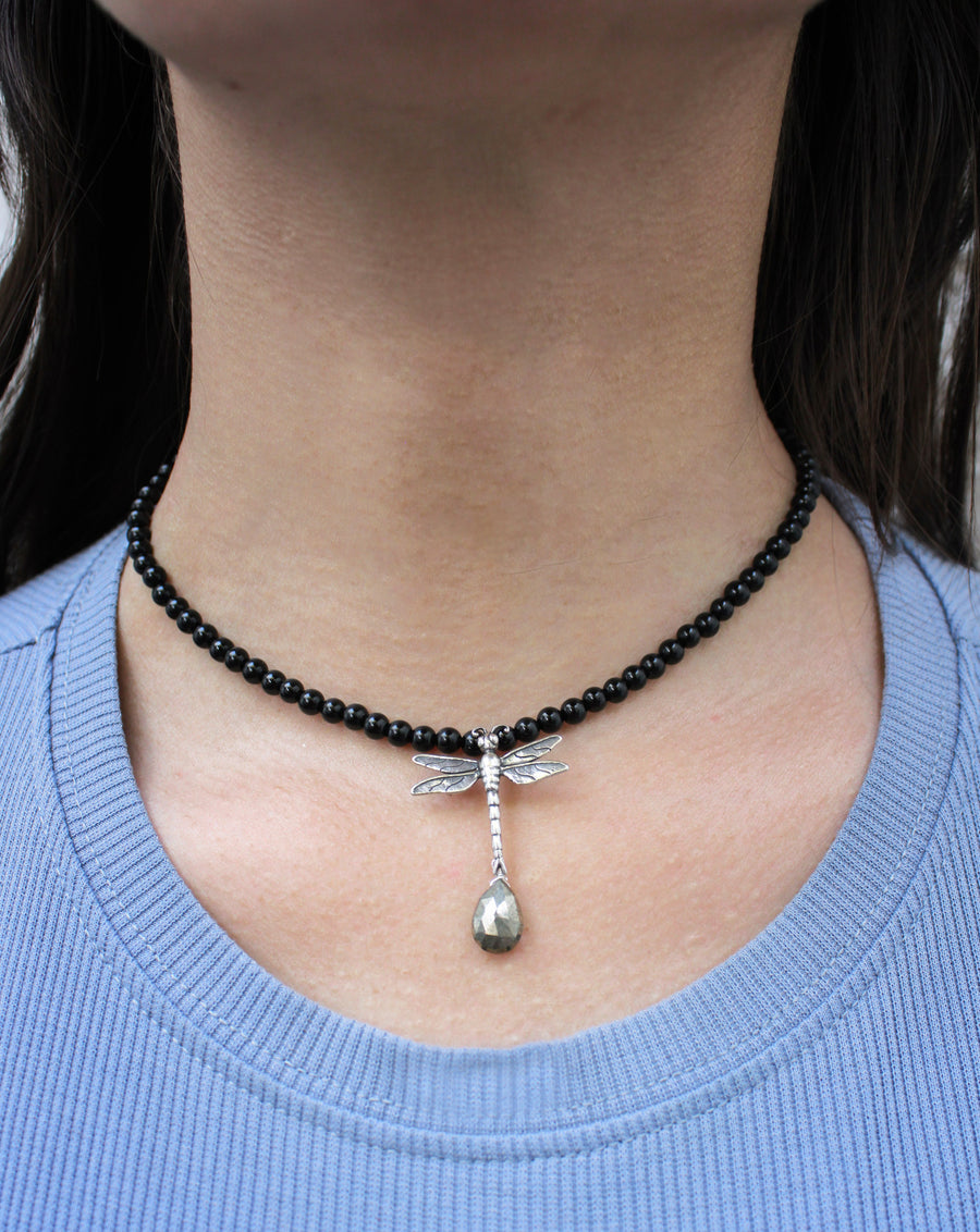 Collar Libélula Azabache, joya de plata .925, con ónix y pirita – Gabriela Sánchez (vista 2)