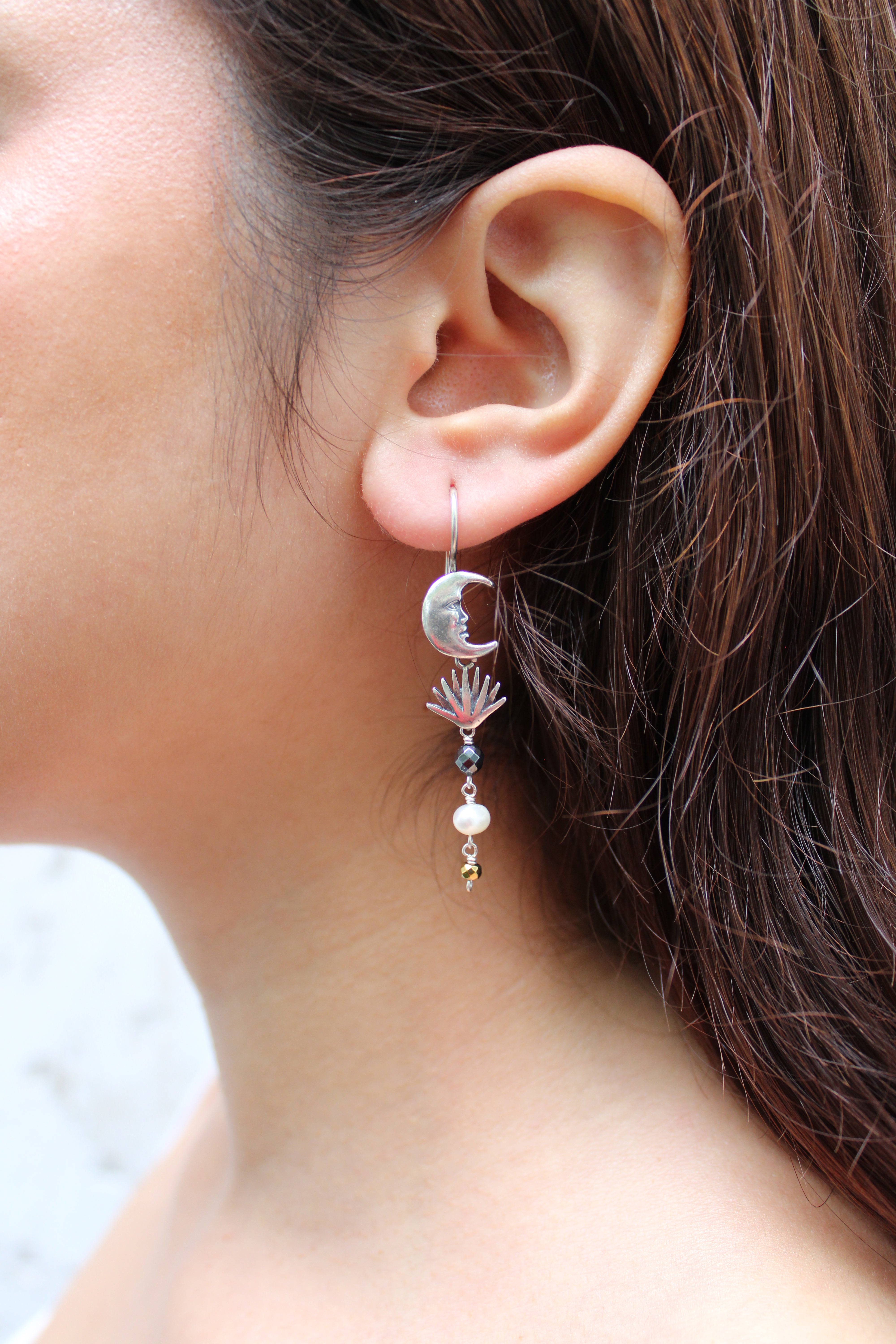 Aretes Día y Noche, joya de plata .925, con hematita y perla – Gabriela Sánchez (vista 2)