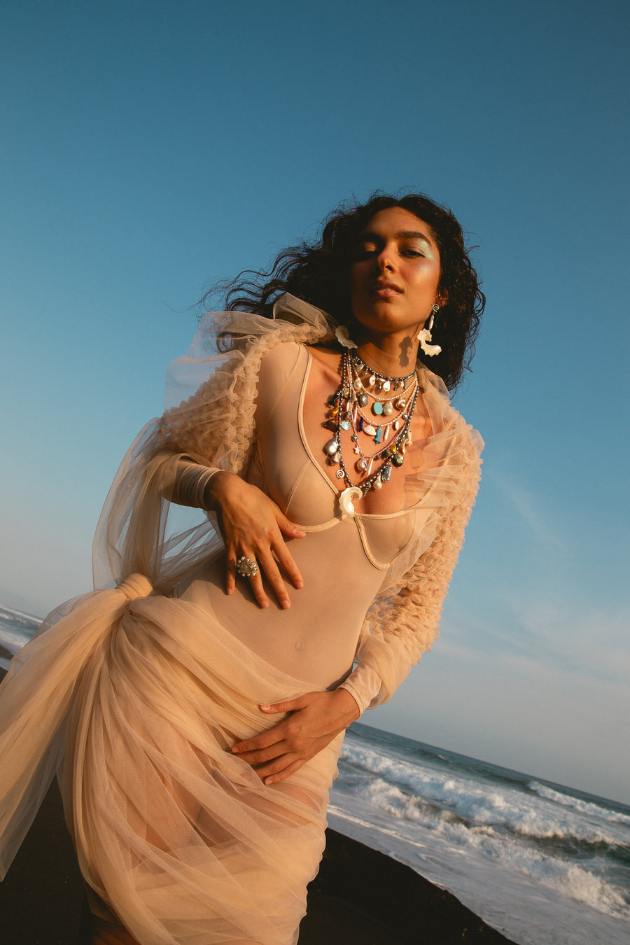 Collar Mikonos, joya de plata .925, con perla y concha – Gabriela Sánchez (vista 6)