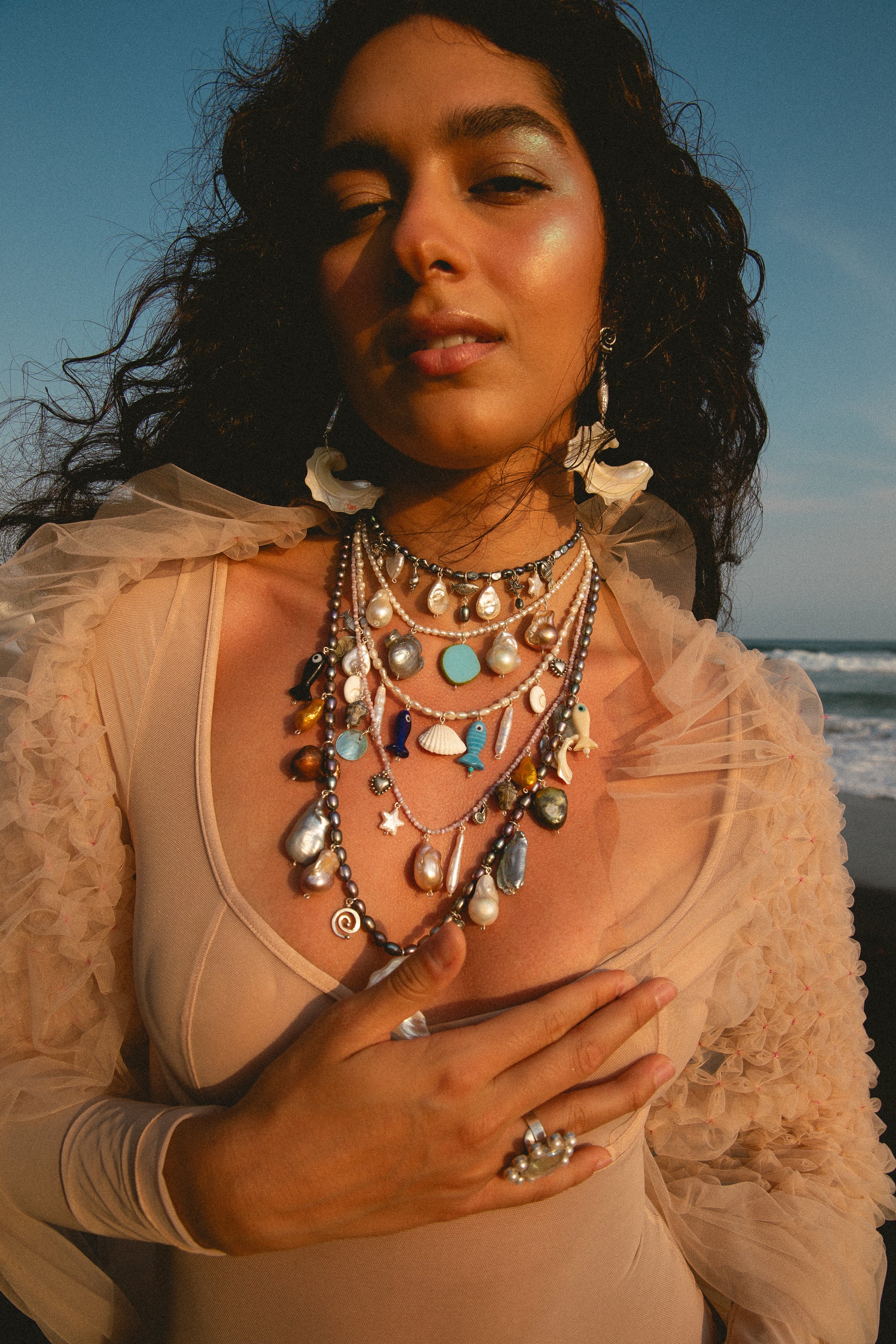 Collar Mikonos, joya de plata .925, con perla y concha – Gabriela Sánchez