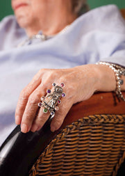 Anillo Abrazo de Mamá, joya de plata .925, con granate y gemas de colores – Gabriela Sánchez (vista 3)