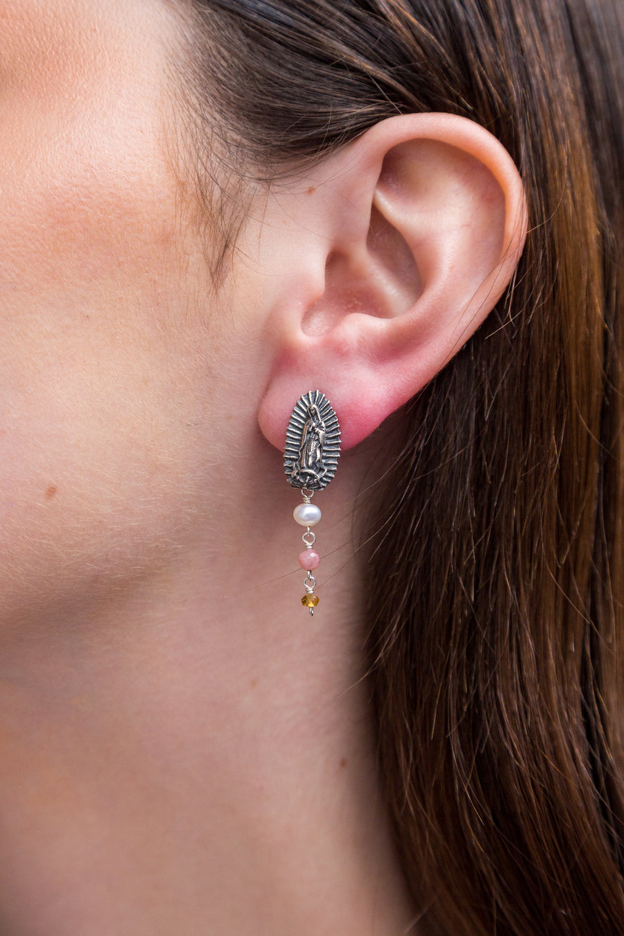 Aretes Virgen De Guadalupe, joya de plata .925, con perla y amatista – Gabriela Sánchez (vista 3)