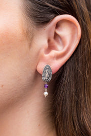 Aretes Virgen De Guadalupe, joya de plata .925, con perla y amatista – Gabriela Sánchez (vista 4)