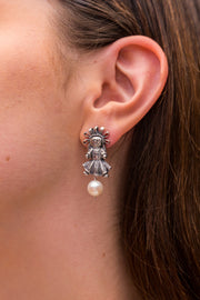 Aretes Muñeca Mediana con Perla, joya de plata .925 – Gabriela Sánchez (vista 4)