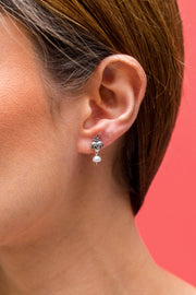 Aretes Sagrado Corazón Y Gema, joya de plata .925, con perla y turmalina – Gabriela Sánchez (vista 4)