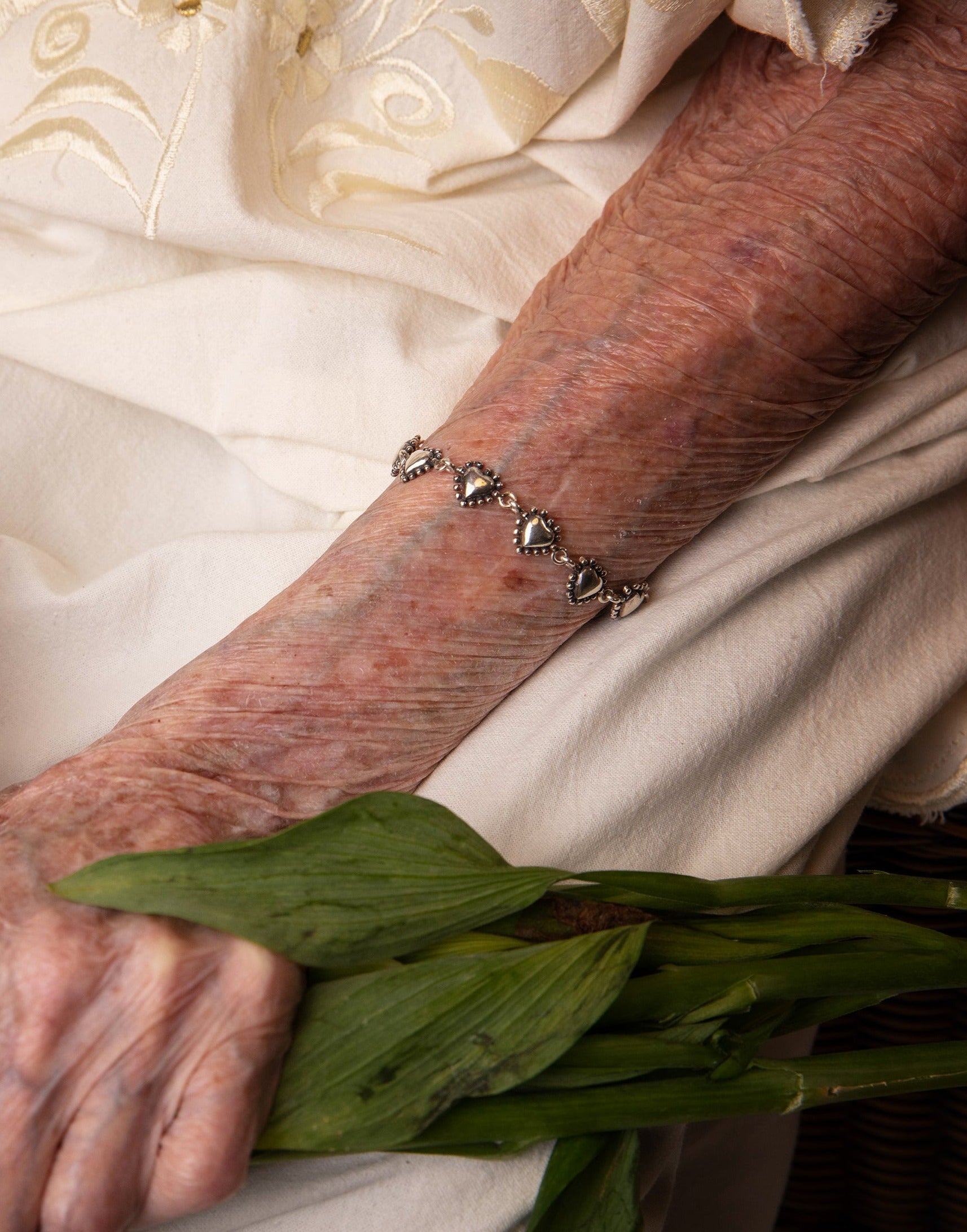 Brazalete Corazoncitos de Plata, joya de plata .925 – Gabriela Sánchez (vista 2)