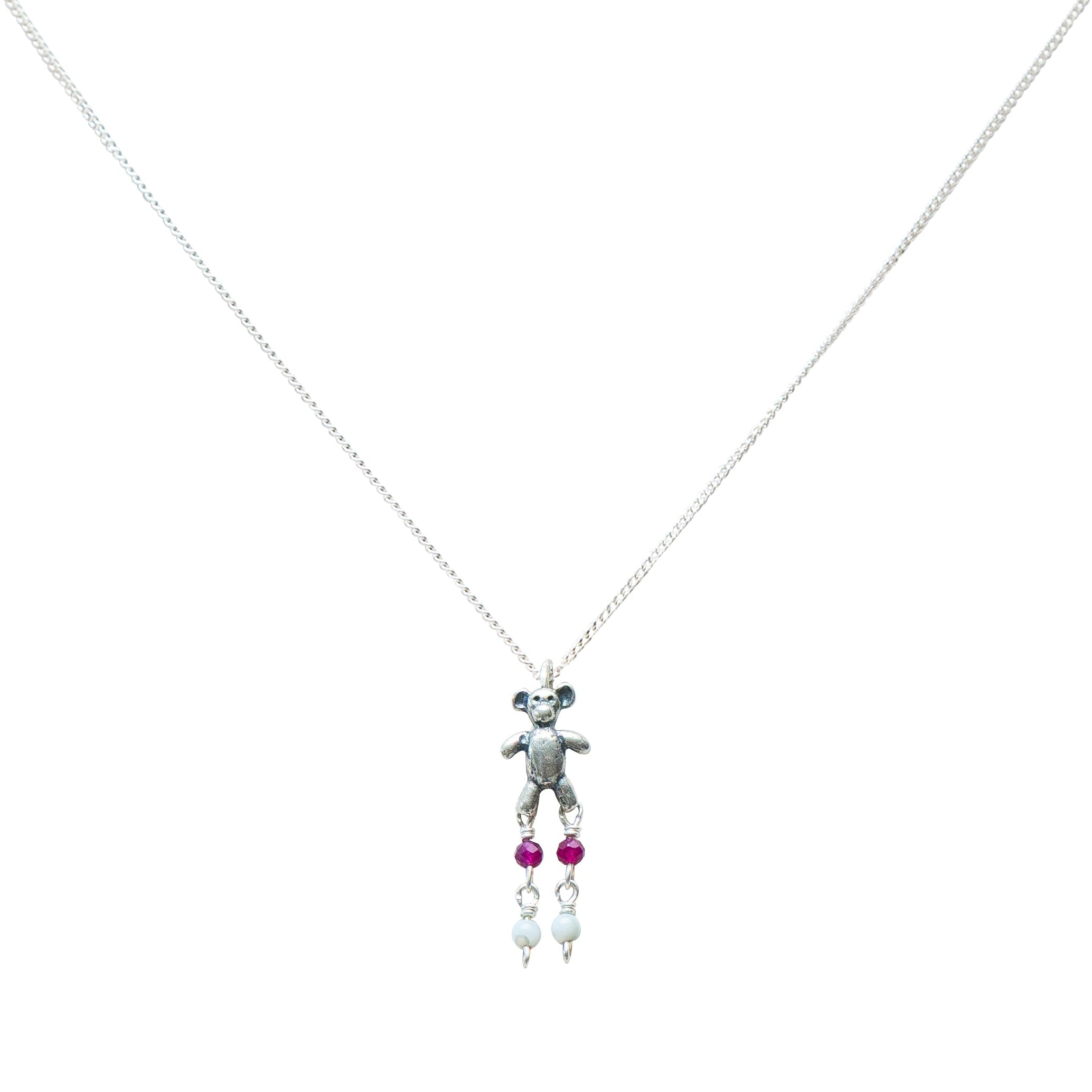 Dije Osito de Mami, joya de plata .925, con rubí y labradorita – Gabriela Sánchez