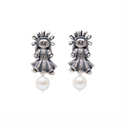 Aretes Muñeca Mediana con Perla, joya de plata .925 – Gabriela Sánchez (vista 2)