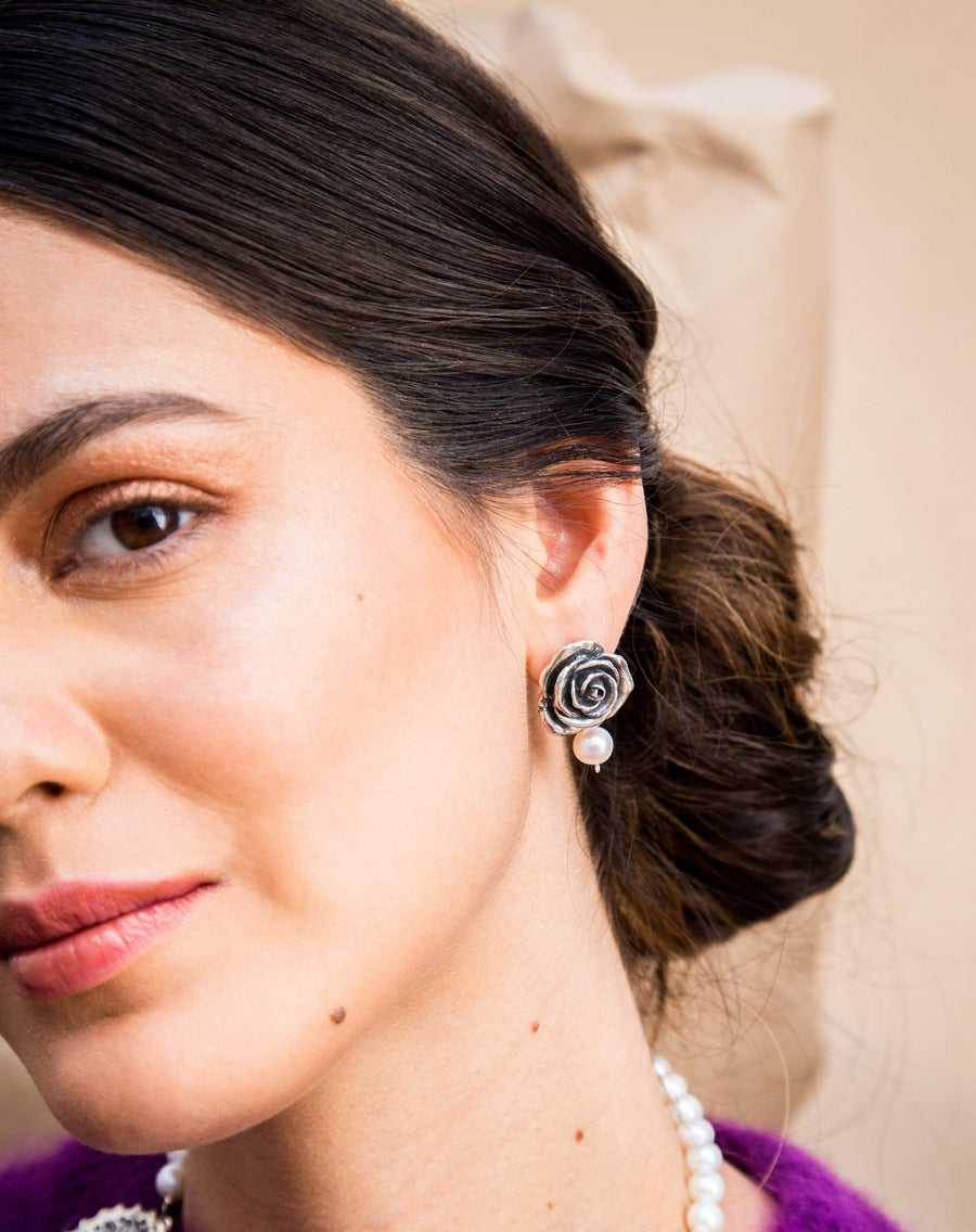 Aretes Rosa Con Gema, joya de plata .925, con perla y kunzita – Gabriela Sánchez (vista 4)