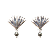 Aretes Agave Sueño 2.1 Y Gema Mini, joya de plata .925, con turmalina y perla – Gabriela Sánchez (vista 2)