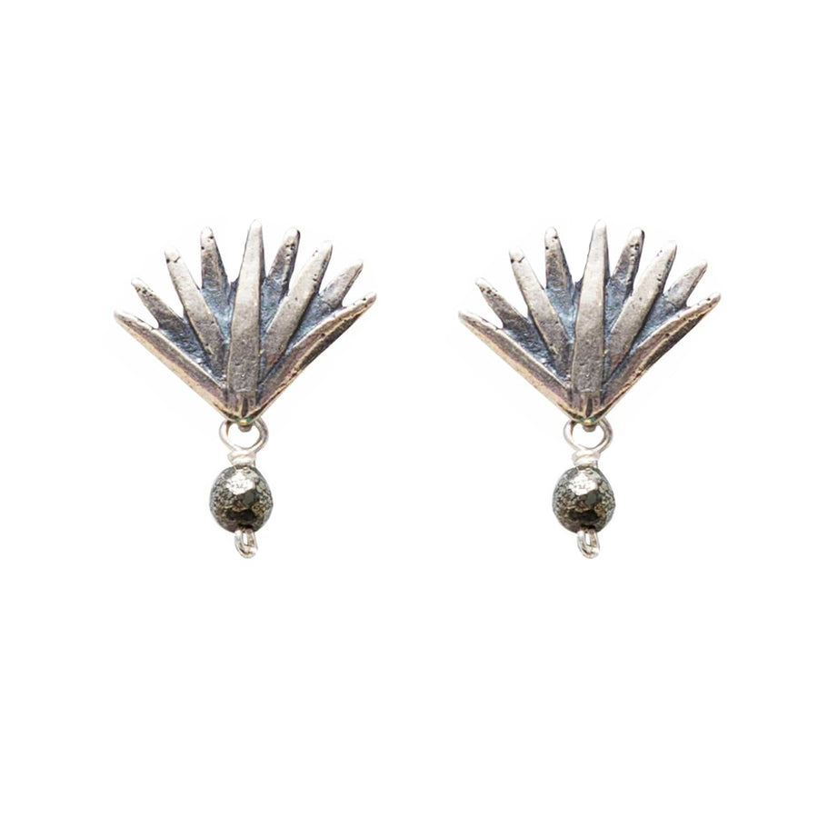 Aretes Agave Sueño 2.1 Y Gema Mini, joya de plata .925, con turmalina y perla – Gabriela Sánchez (vista 2)