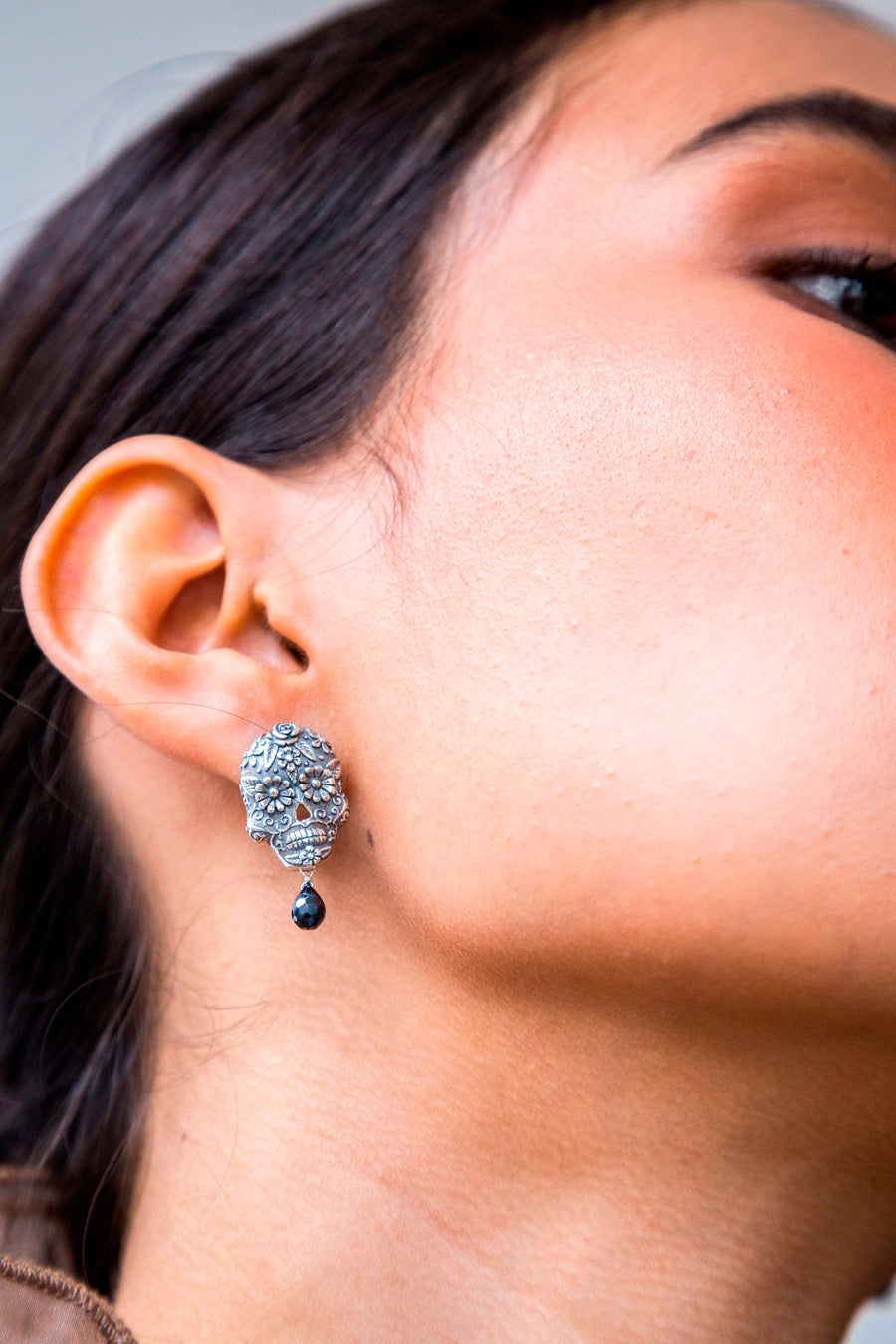 Aretes Calavera Ojos Flor Gota, joya de plata .925, con hematita – Gabriela Sánchez (vista 2)