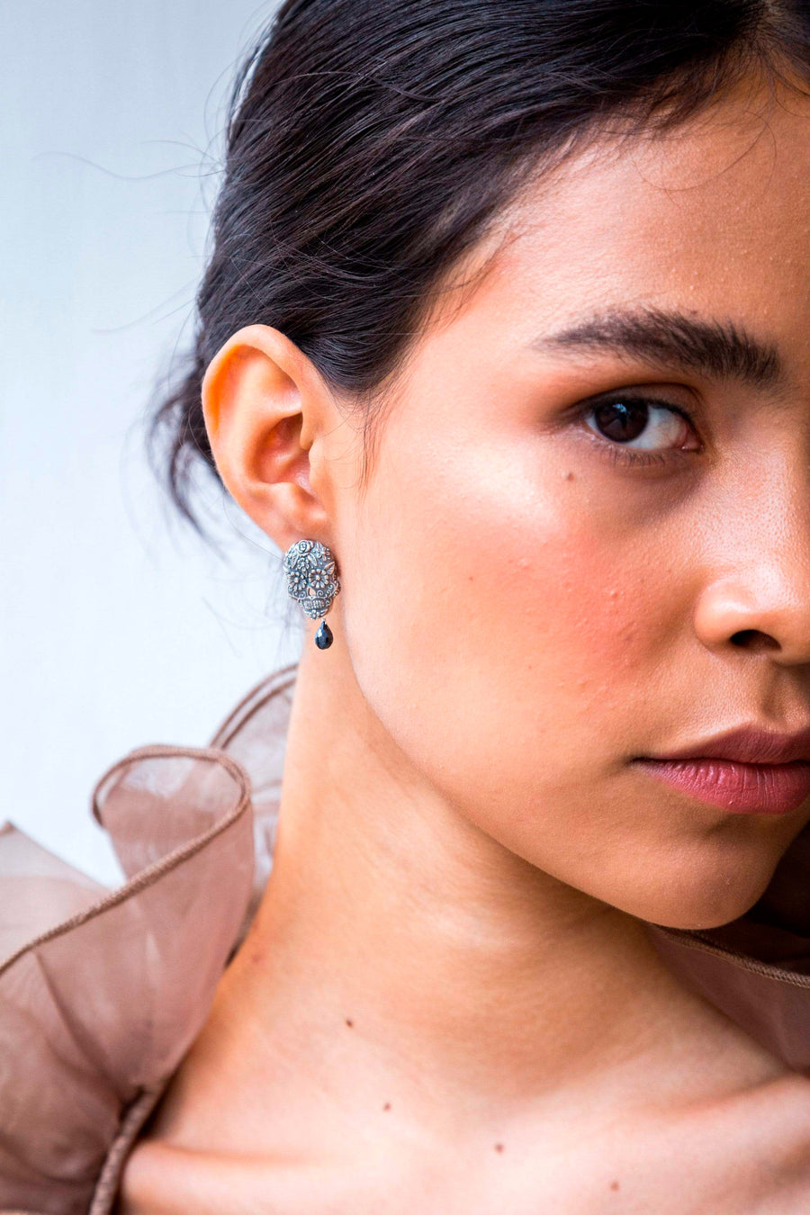 Aretes Calavera Ojos Flor Gota, joya de plata .925, con hematita – Gabriela Sánchez (vista 3)