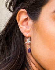 Aretes Colibrí Alegría, joya de plata .925, con amatista y ámbar – Gabriela Sánchez (vista 2)