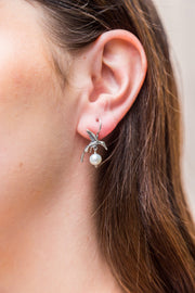 Aretes Colibrí Perla, joya de plata .925 – Gabriela Sánchez (vista 2)