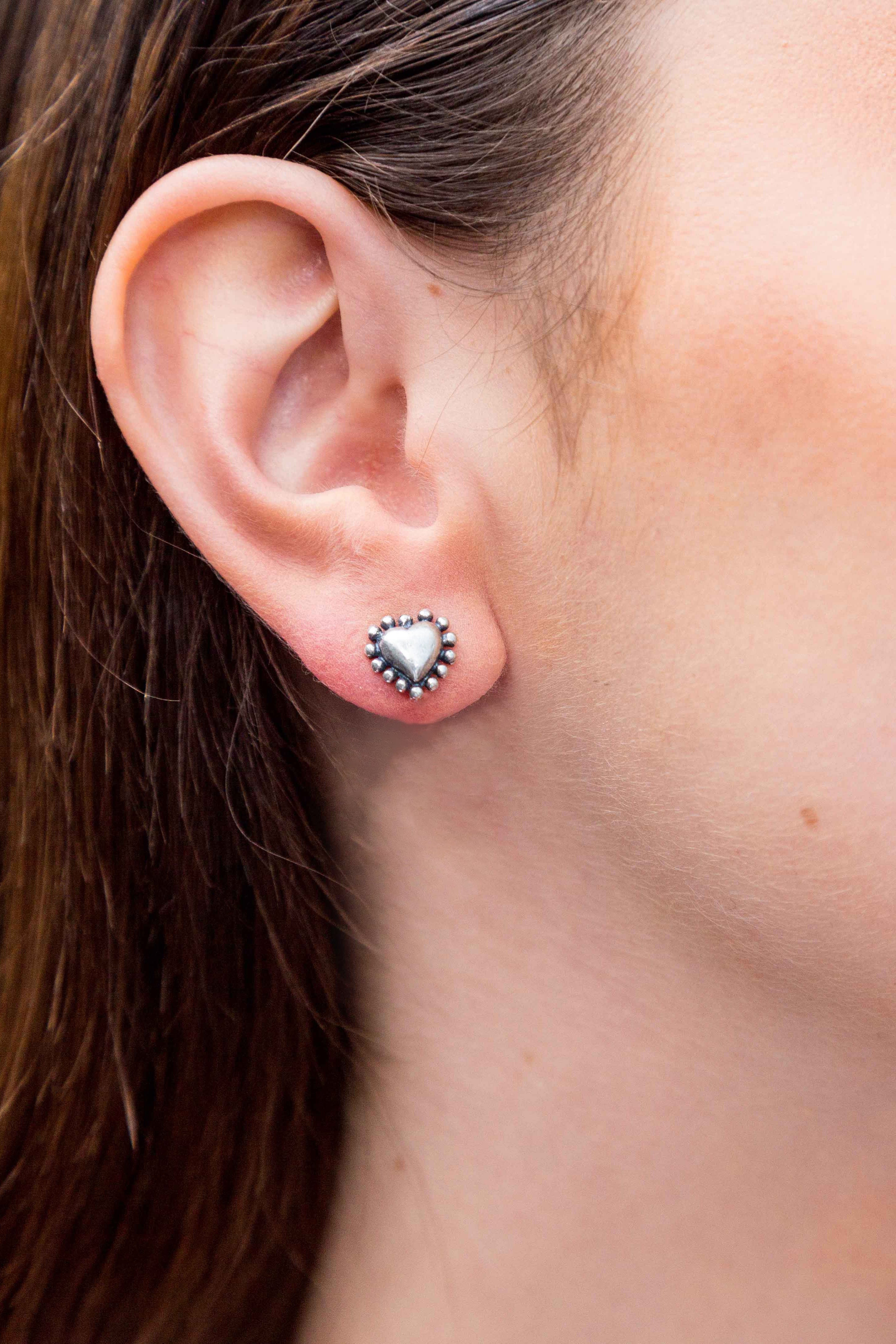 Aretes Corazón con Puntos, joya de plata .925 – Gabriela Sánchez (vista 2)
