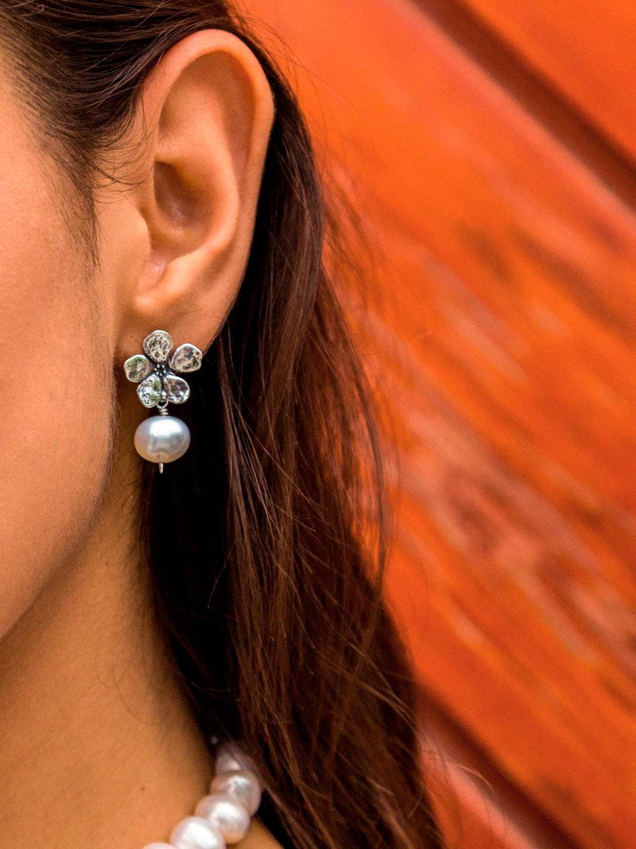 Aretes Flor Cerezo Perla, joya de plata .925 – Gabriela Sánchez (vista 4)