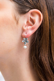 Aretes Flor Cerezo Perla, joya de plata .925 – Gabriela Sánchez (vista 3)